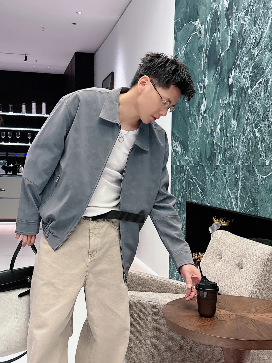 New Arrival is new! BC—Brunell cuci*lli Brunello Cucinelli suede jacket, rarely available through trading company channels, premium urban style lapel jacket for men. Platinum level tasting favorite! Characterized by hot elements and made of smooth and delicate suede, this is a graceful item with unparalleled temperament! When I encounter such an excellent product, I am willing to call it the strongest! The style of this jacket is very distinctive and unique, showing a fashionable atmosphere, emphasizing the soul texture of Classic, highlighting the beauty of luxury and fashion! This style really has a natural high-street beauty that meets all your dressing needs and allows you to look down on the whole world with fashion! The smooth and delicate suede fabric is stiff and comfortable, and the texture is soft. The simple lines and silhouette are easy to wear with a decent and elegant texture. The suede texture has a retro feel and a strong autumn and winter flavor. The rich but unobtrusive ease shows the affinity and high-end sense of the clothing! Heavy texture, full of exquisite details, loose and stylish, full of silhouette and layering. The shape is excellent and the upper body effect is unparalleled. It is destined to be an excellent styling item for the street, and it will turn heads in a big way! Size:S-2x L